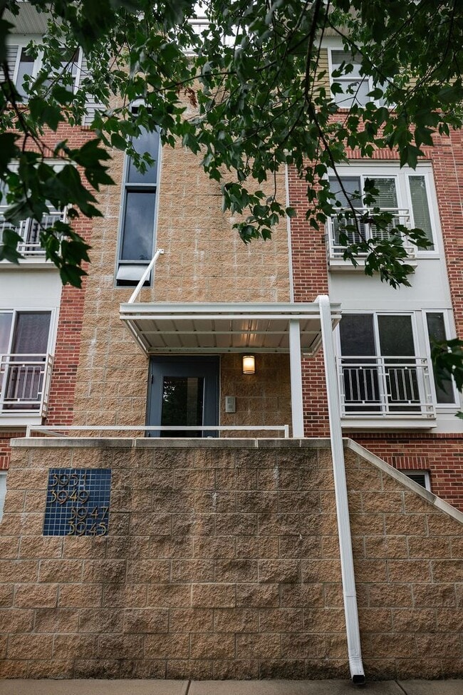 Building Photo - Stylish Condo with Dual Primary Suites and Community Pool