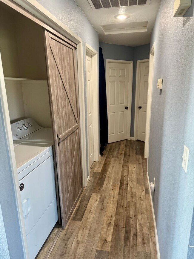 Building Photo - 3 Bedroom 2 Bathroom home at end of Cul-De-Sac