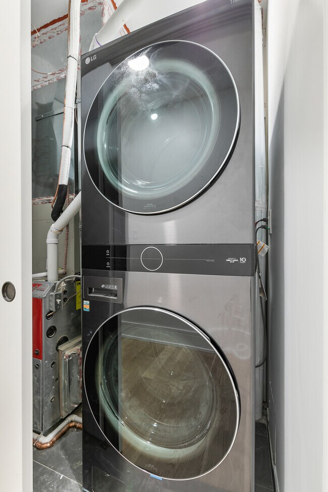 Building Photo - 7729 N Eastlake Terrace