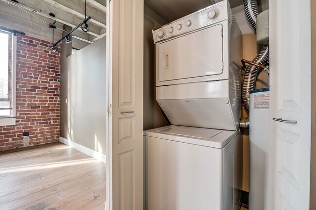 Building Photo - 114 W Adams St