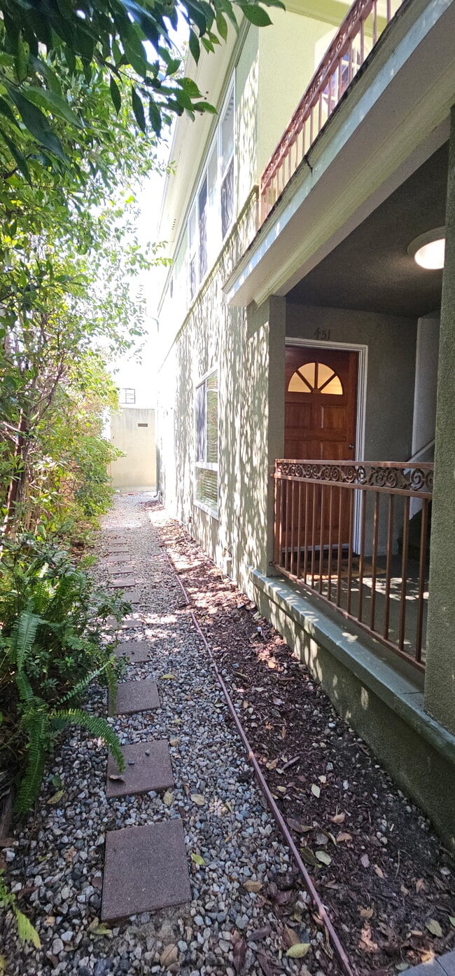 Building Photo - 449 S Doheny Dr