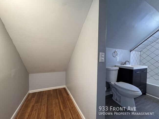 Building Photo - 933 Front Ave