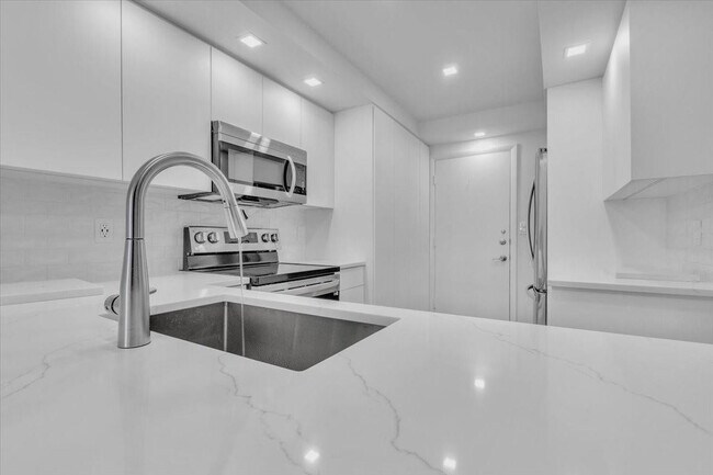 Building Photo - 6000 N Ocean Blvd