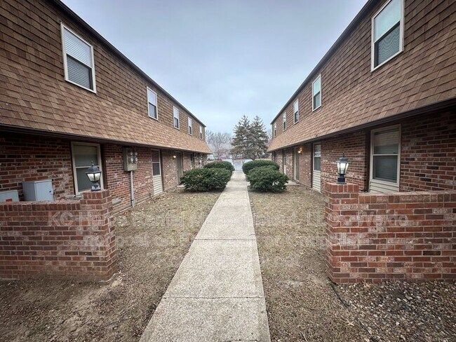 Building Photo - 812 E Walnut St