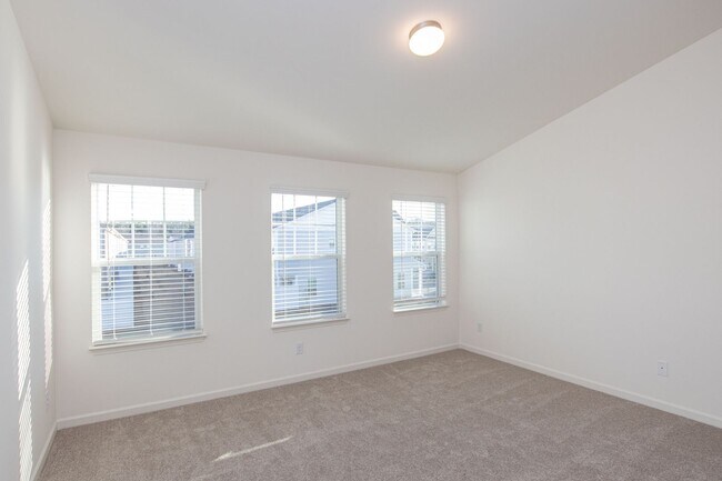 Building Photo - BEAUTIFUL 2 Bedroom Townhome in MIDLAND AVAILABLE JUNE 2026