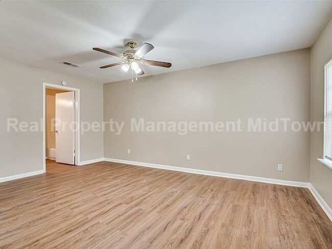 Building Photo - Charming 3-Bedroom Home with Spacious Yard...