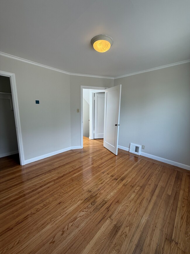 Building Photo - Spacious 3 Bedroom Home Minutes from City ...