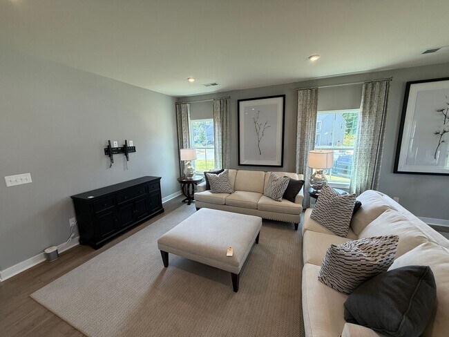 Building Photo - Never loved in Model Homes