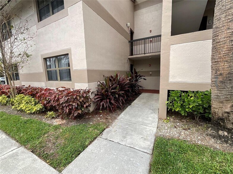 Building Photo - 9877 Nob Hill Ct