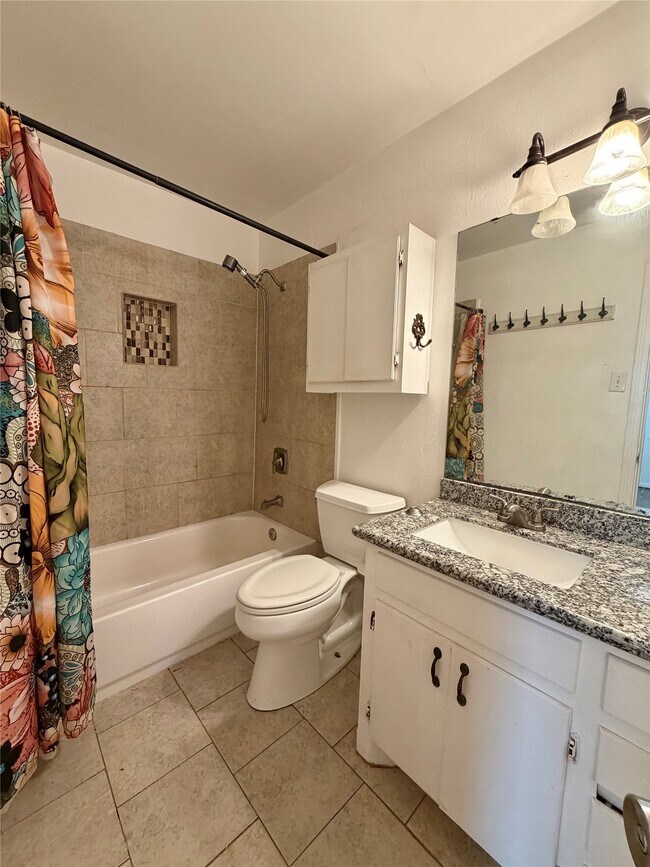 Building Photo - 403 Oak Dr