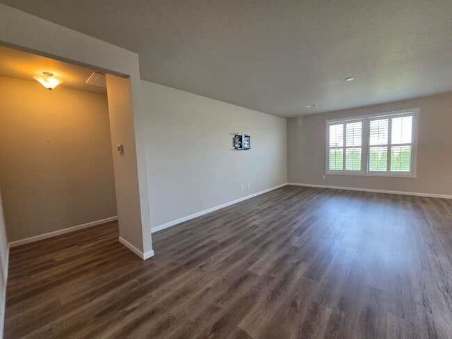 Building Photo - Newer 3-Bed, 2-Bath home in Quincy, WA!