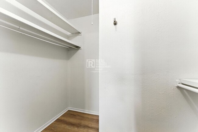 Building Photo - 202 N Kealy Ave