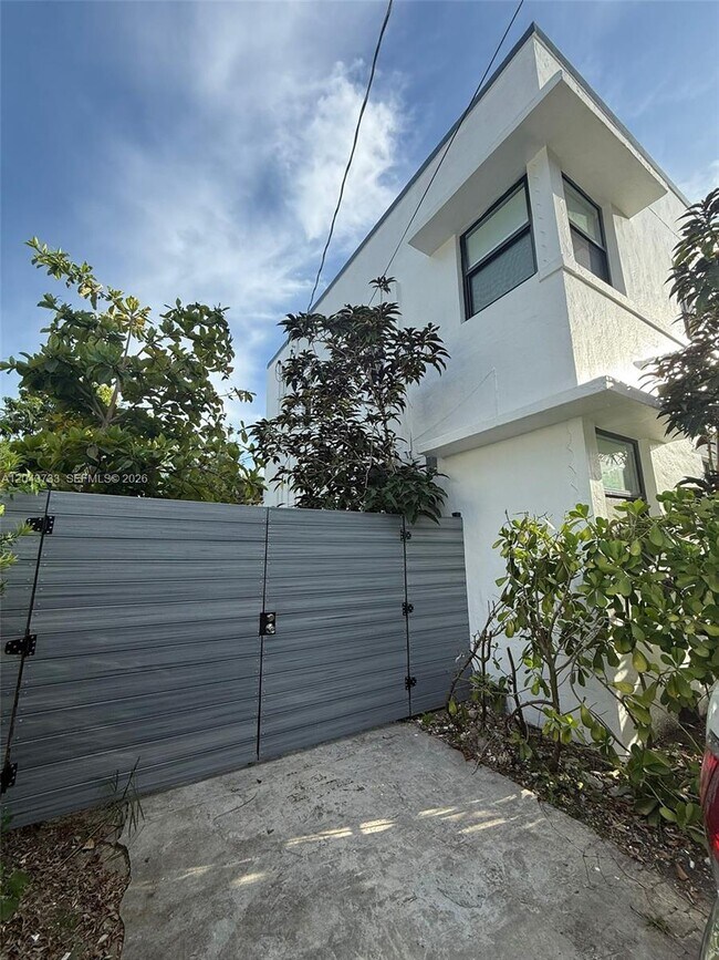 Building Photo - 528 NE 70th St