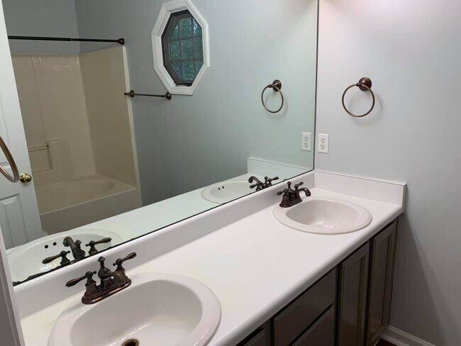 Building Photo - 104 Autumn Pine Ct