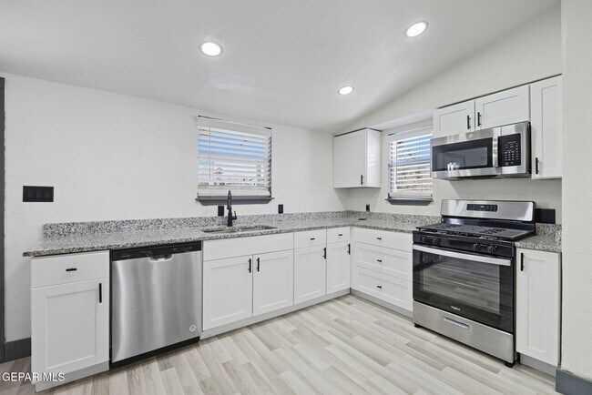Building Photo - 3800 Altura Ave
