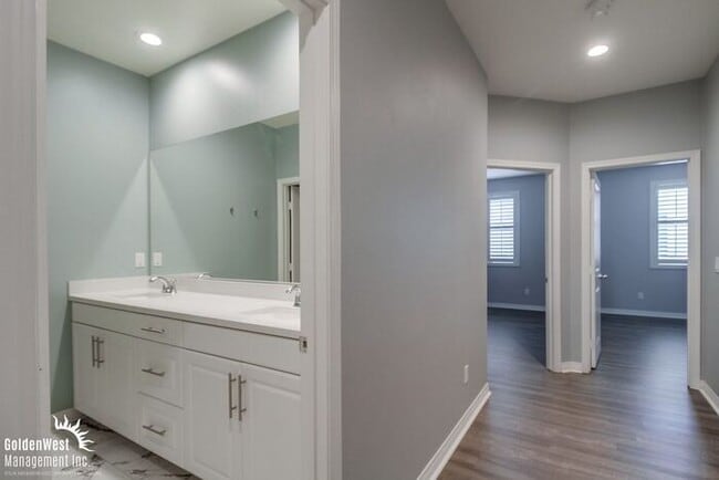 Building Photo - Stunning 3Bdm 2.5Ba Home in the Heart of I...