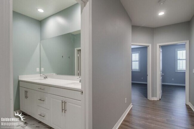 Building Photo - Stunning 3Bdm 2.5Ba Townhome in the Heart of Imperial Beach