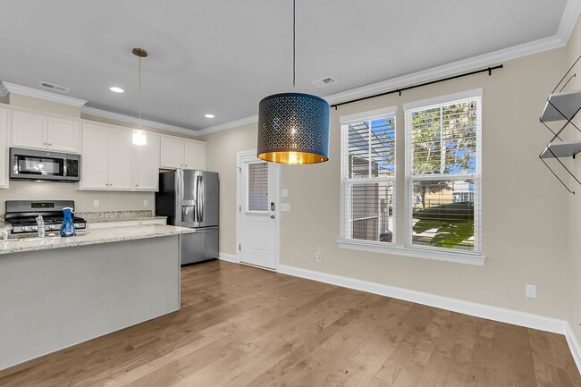 Building Photo - Stunning 3-Bed / 2.5-Bath Home in Park Cir...