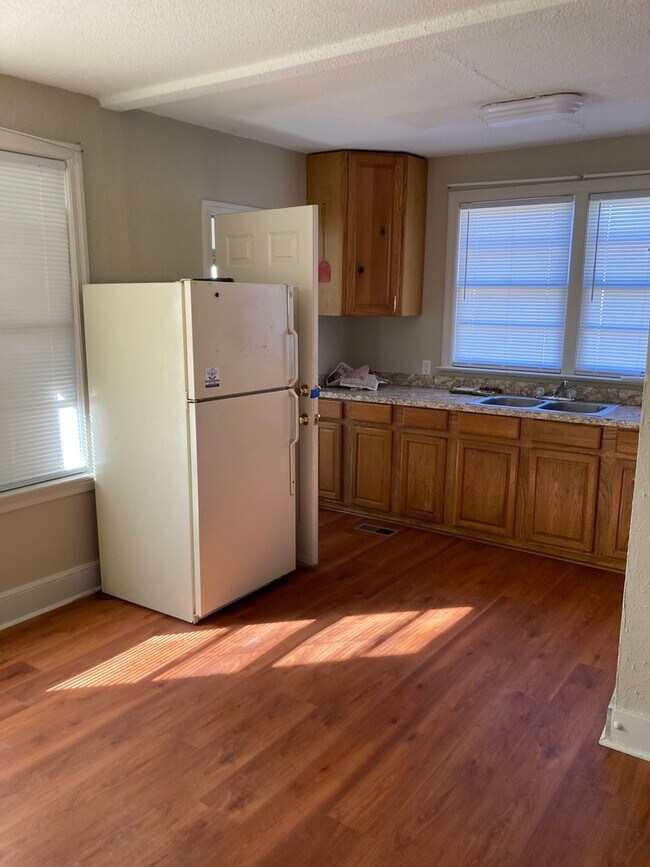 Building Photo - 2 Bedroom House in West Columbia Available for Rent Now