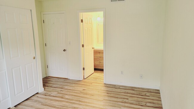 Master bedroom - 16245 NE 12th Ct