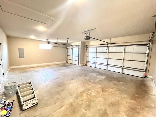 Building Photo - 557 Rossi St