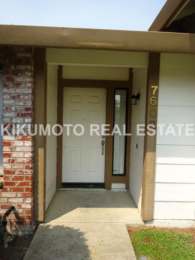 Building Photo - 3 Bedroom, 2 Bath, 2 Car garage in the Poc...