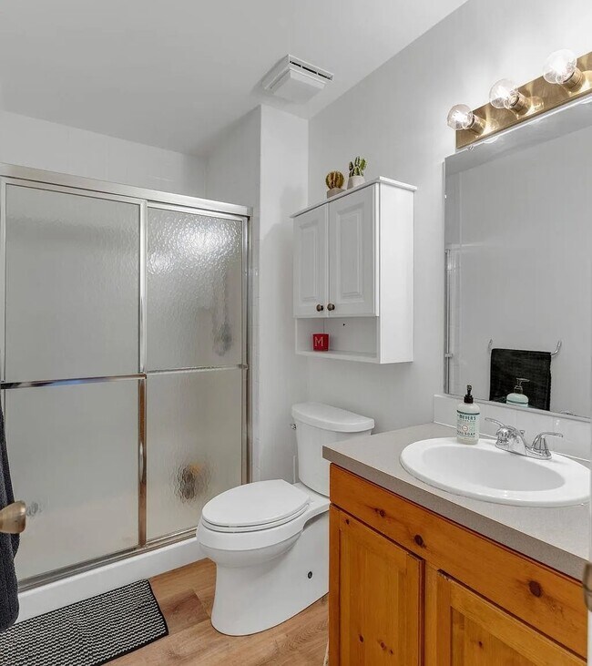 Building Photo - 1304 Lawrence Ave