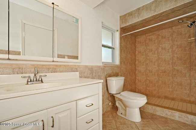 Building Photo - 765 Palm Dr