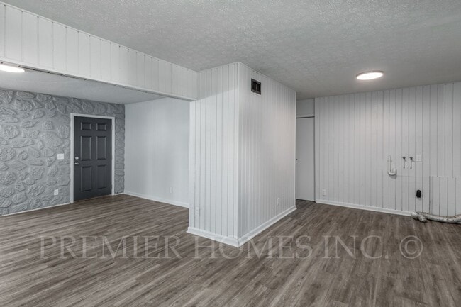 Building Photo - Charming 3-Bedroom Home with Large Fenced ...