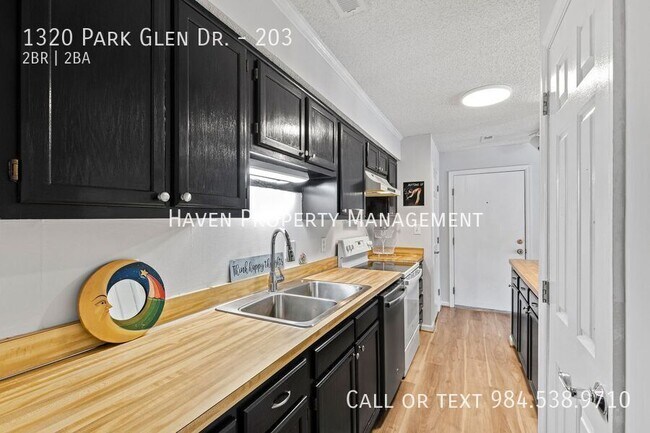 Building Photo - 1320 Park Glen Dr