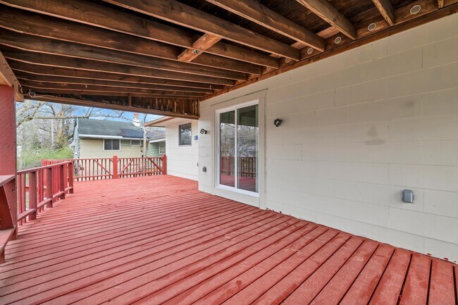 Building Photo - 10765 Spring Garden Dr