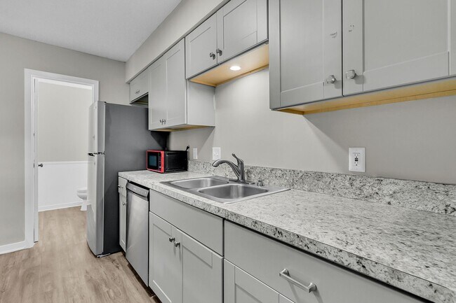 Building Photo - 3 Bedroom 1.5 Bath Town Home in North Charleston