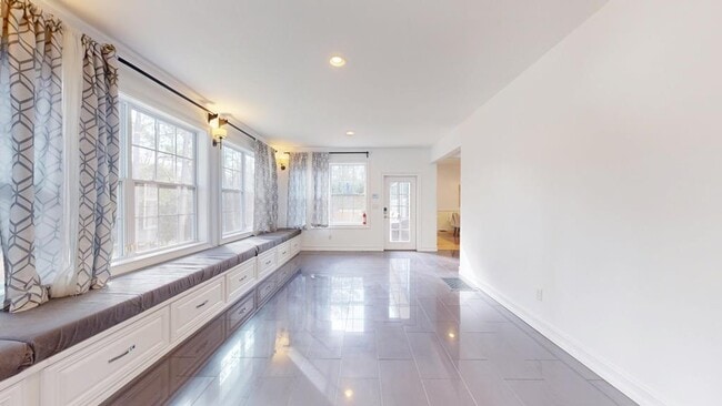 Building Photo - 100 Sweetbriar Lakes Dr