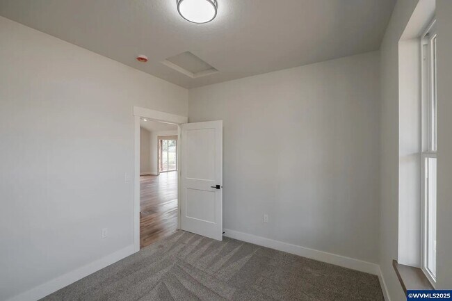 Building Photo - 4 Bedroom 2 Bath House