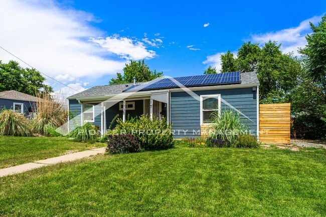 Building Photo - Charming single family home with fully fenced yard