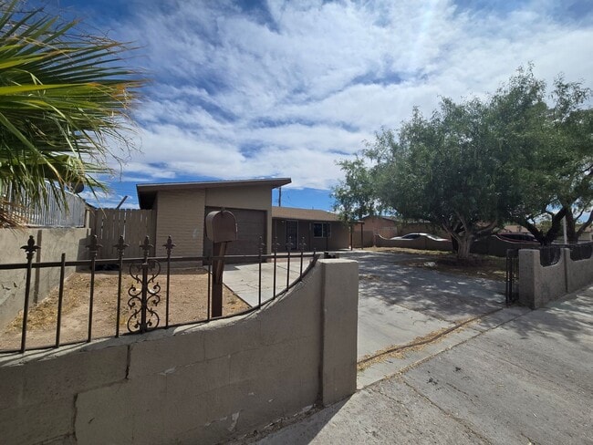 Primary Photo - Newly Remodeled 3 Bedroom 1 Bathroom Home!...