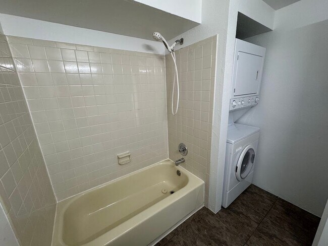Building Photo - Beautifully Remodled 2 Bed 2 Bath Top Floo...