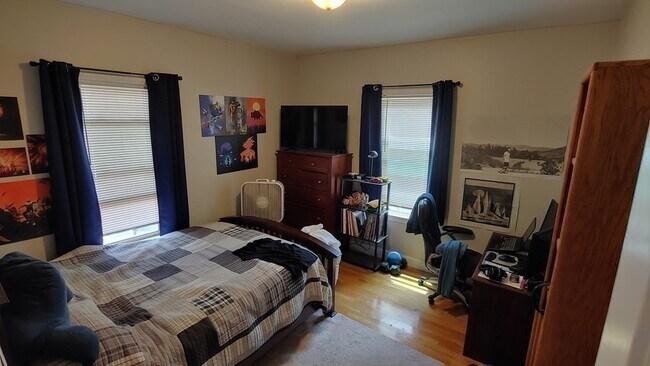 Building Photo - 33 Eastburn St