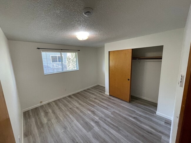 Building Photo - 2021 Thompson Ave