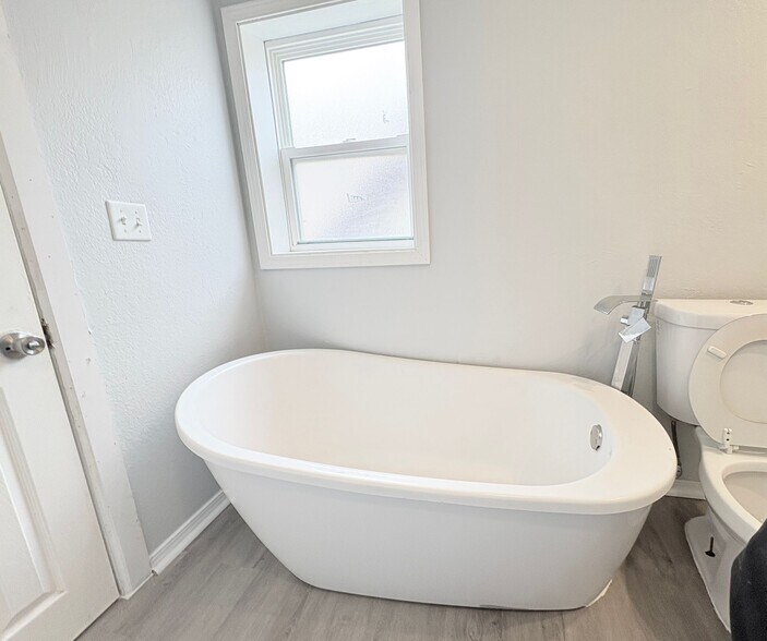 Building Photo - 932 Waverly Ave