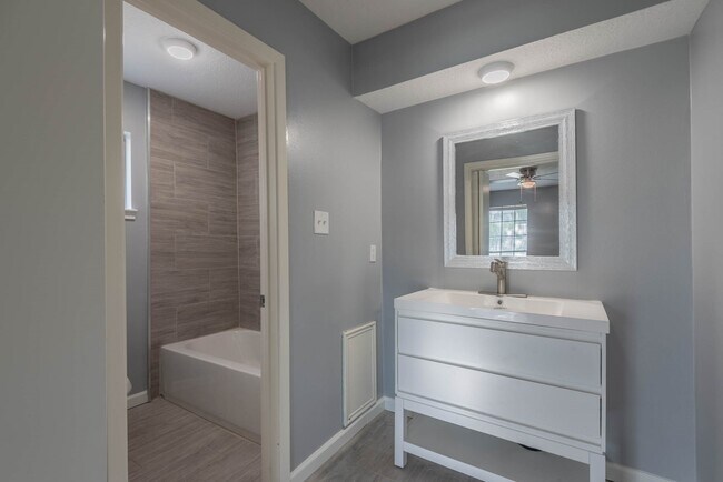 Building Photo - 423 Gentilly Dr