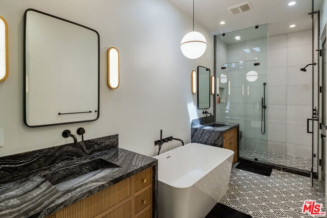 Building Photo - 521 N Formosa Ave