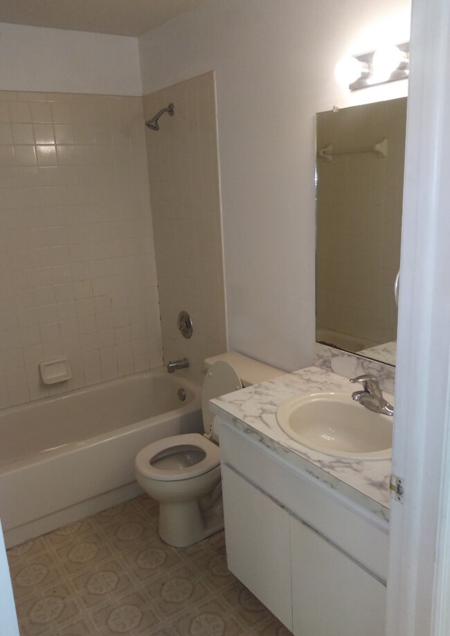 Building Photo - 1840 Kettler Dr