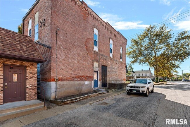 Building Photo - 201 E Main St