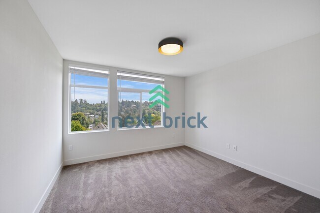 Building Photo - "Charming 3-Bedroom Townhouse Oasis in Heart of Seattle – Spacious 1460 Sq Ft with 2 Full Baths!"