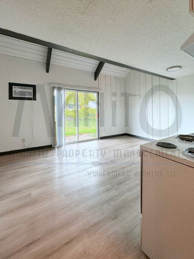 Building Photo - Charming Bungalow Unit