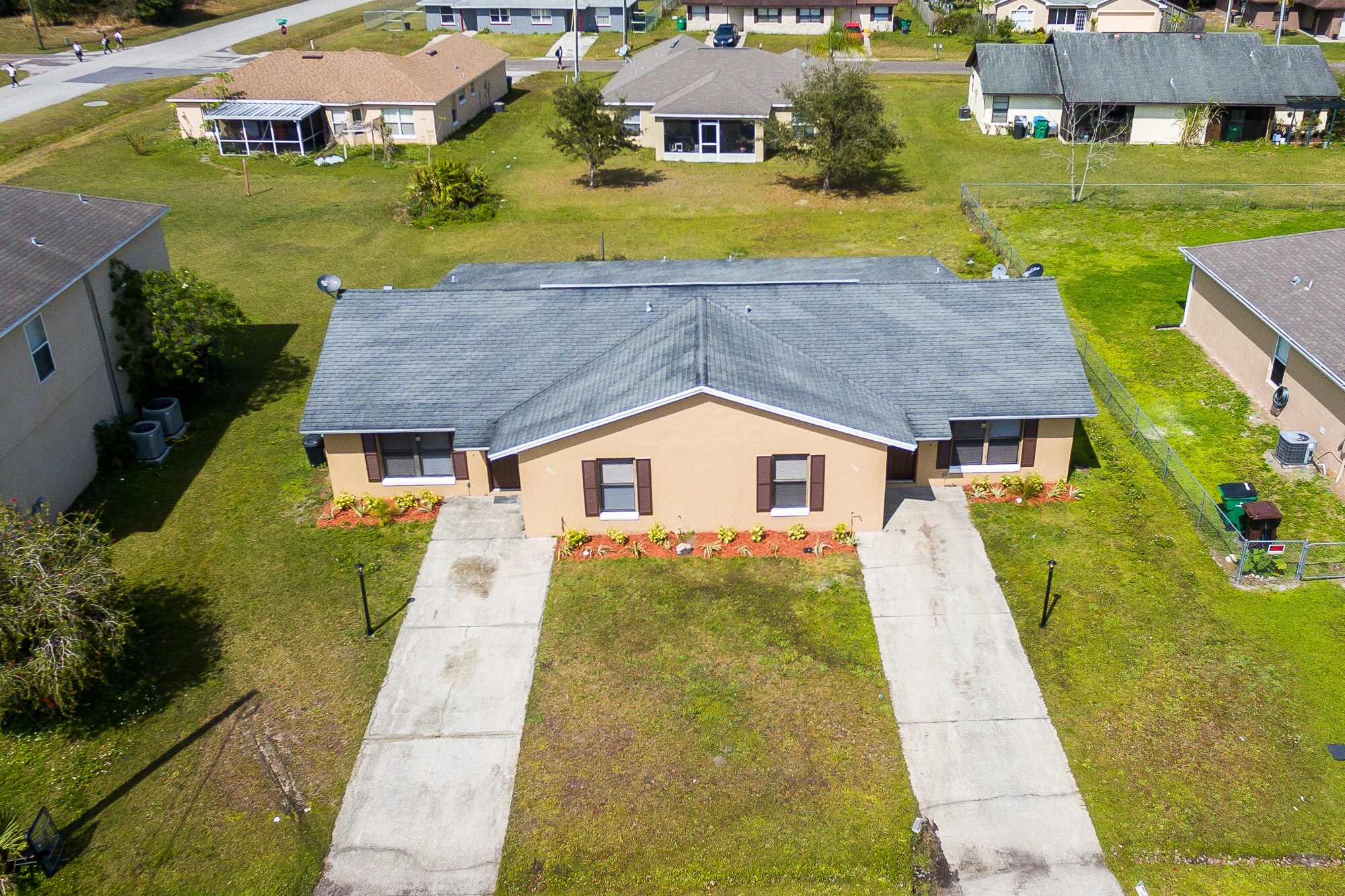 Building Photo - 605 Royalty Ct