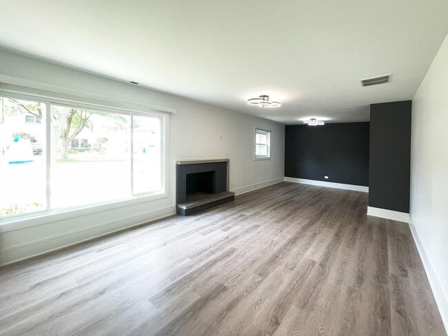 Building Photo - 934 Beverly Dr