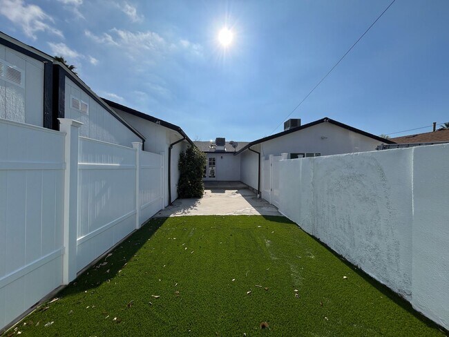 Building Photo - Upgraded West Hills 3+2, READY FOR MOVE-IN!