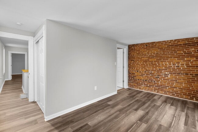 Building Photo - 1015 Ann Ave